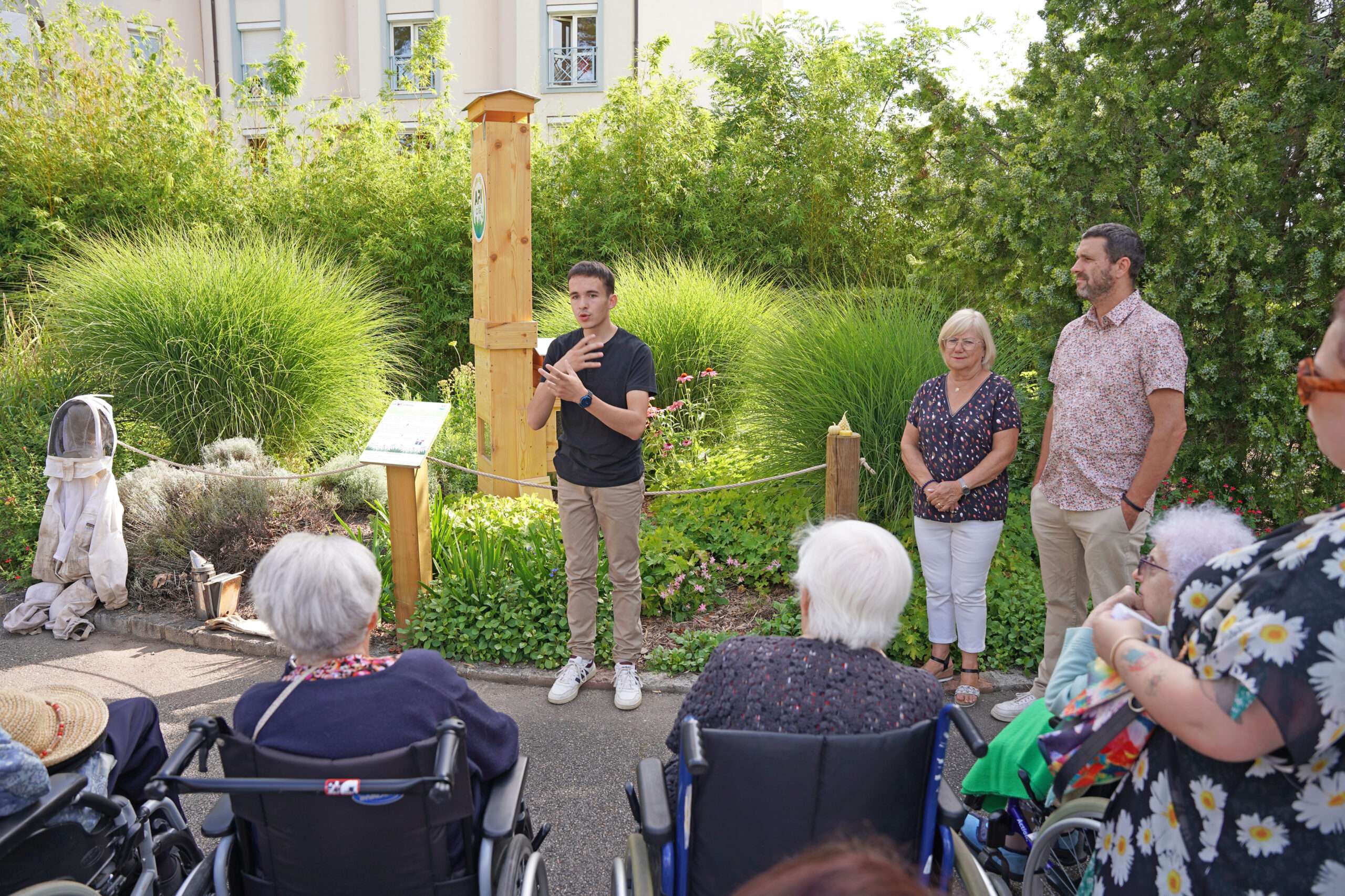 Ruche pédagogique présentée aux résidents de l'Ehpad La Providence, en présence de Gabrielle Vernet, adjointe à la Solidarité et Thierry Collet, adjoint à l'Environnement.