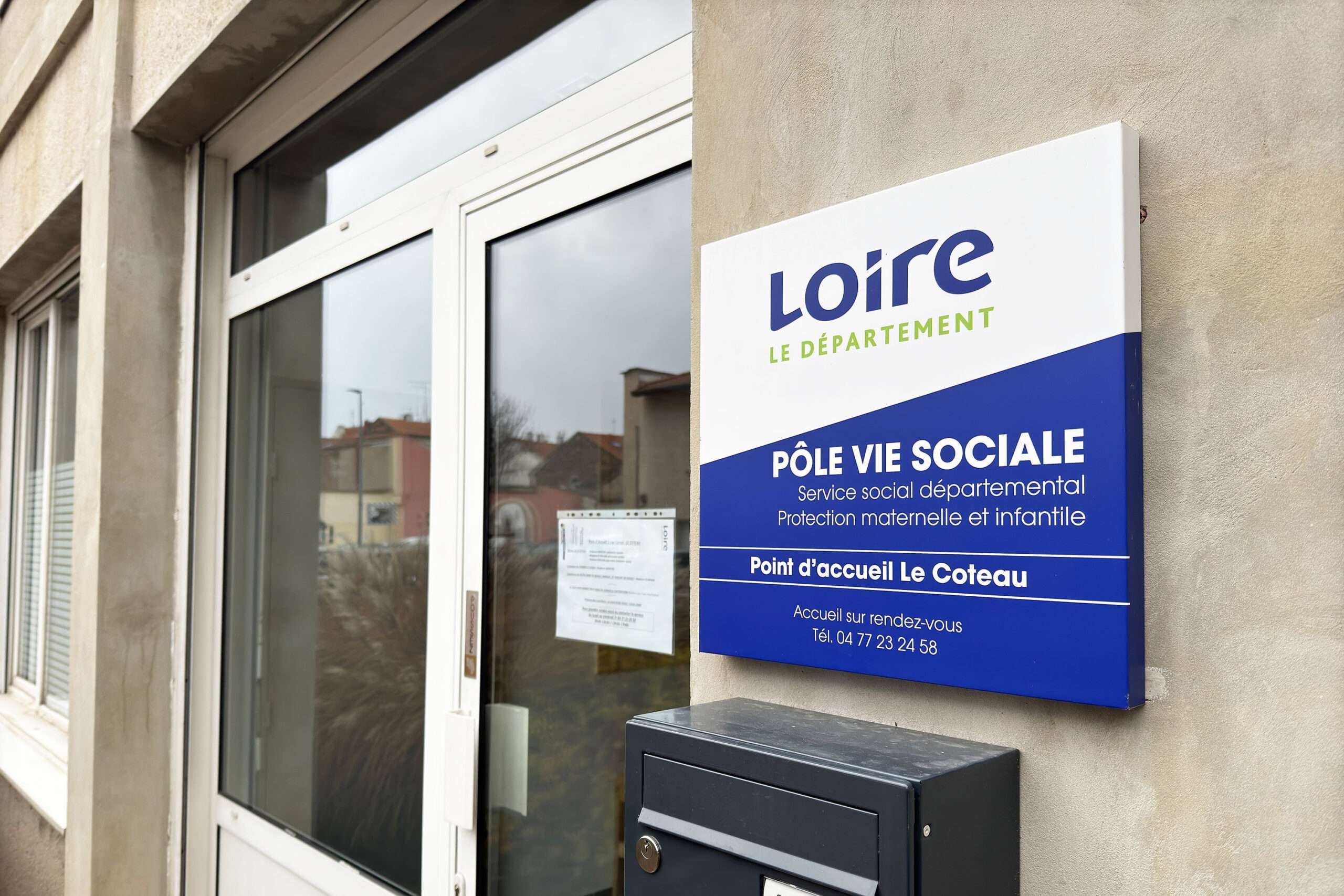 Entrée Pôle vie sociale Le Coteau